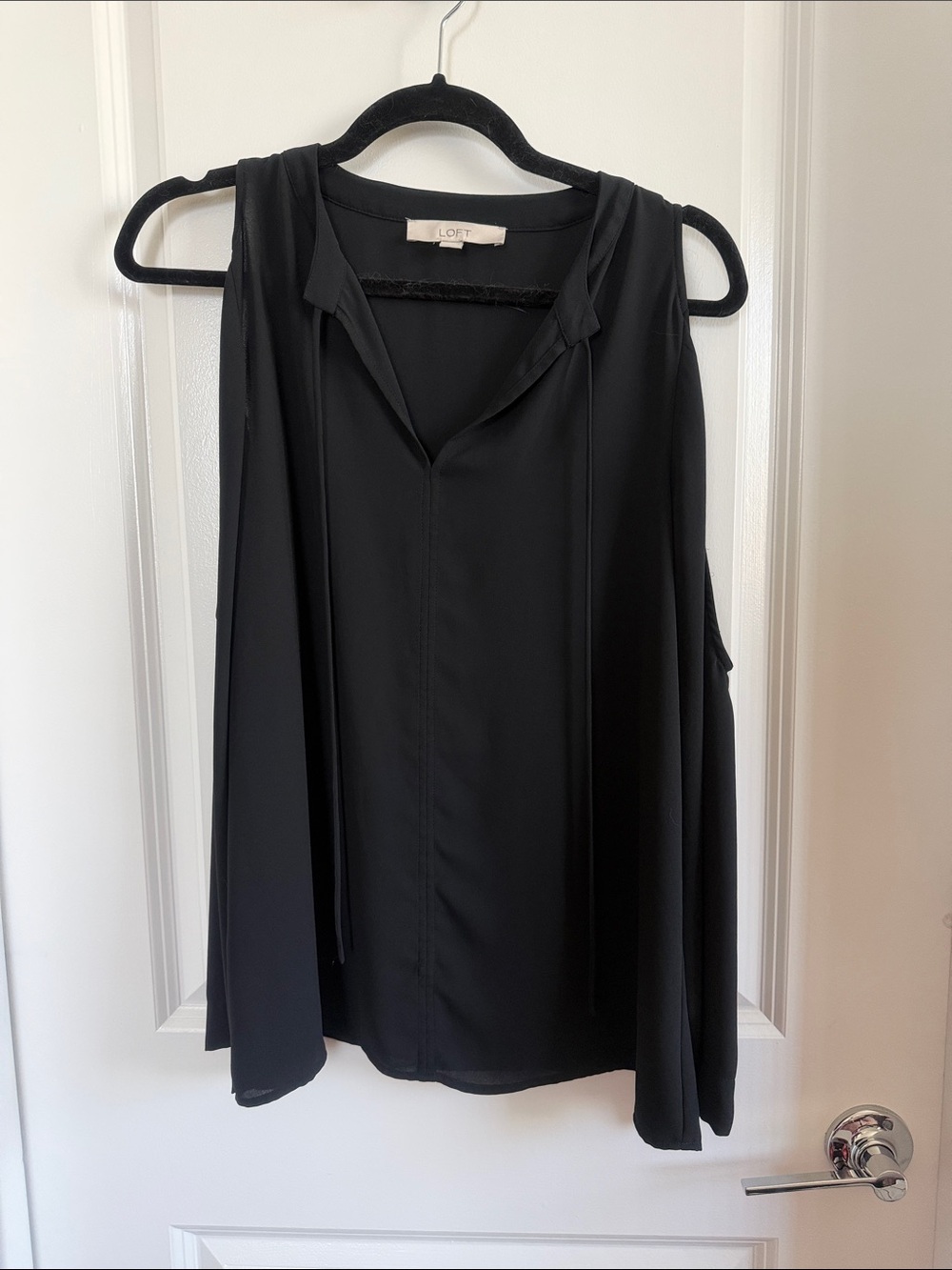 LOFT Black Sleeveless V-Neck Tie Blouse Cold Open Shoulder tie neck medium cute!